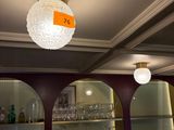 une lampe suspendue au plafond de la pièce