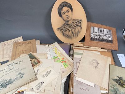 beaucoup de vieux livres et de photos sur la table