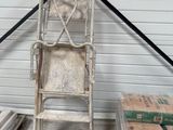 une échelle appuyée contre un mur dans un garage