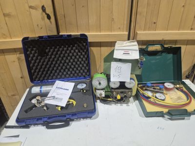 plusieurs objets posés ensemble sur une table