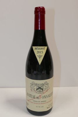 une bouteille de vin posée sur une table