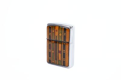 un briquet posé sur une surface blanche