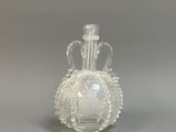 un vase en verre posé sur une table