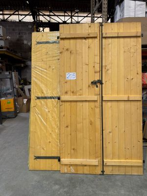 deux portes en bois qui se trouvent dans un entrepôt