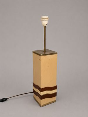 une photo d'une lampe de table avec un pied en bois et une ampoule blanche