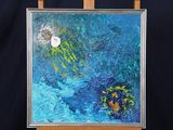 une peinture à l'huile représentant un tableau bleu et jaune posé sur un chevalet en bois