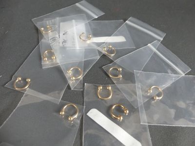 beaucoup de sacs transparents ornés d'anneaux dorés
