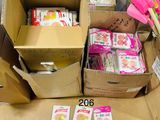 Plusieurs cartons de nourriture sont empilés les uns sur les autres par terre.