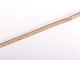 une image d'un bracelet en or sur fond blanc