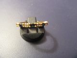une bague en or posée sur un bouton noir