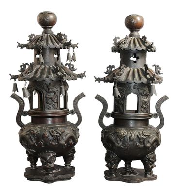 paire de vases chinois en bronze surmontés de figures