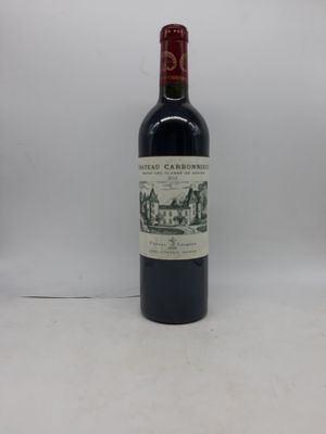 la bouteille de vin rouge est posée sur la table