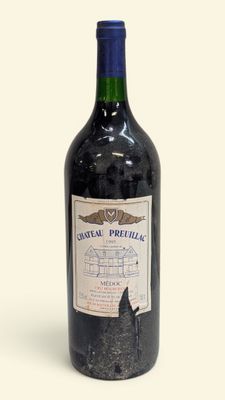 une bouteille de vin posée sur une table