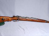 un vieux fusil en bois avec un canon vert et un canon noir