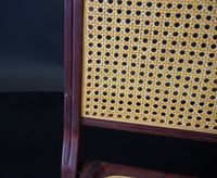 Suite de quatre chaises pliantes cannées en bois teinté. (photo 2)