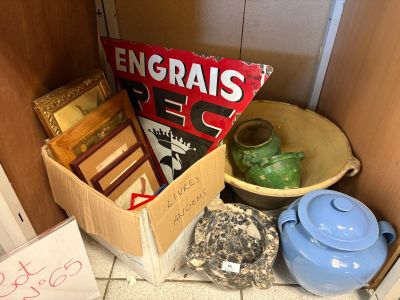 une boîte remplie d'objets posés sur le sol