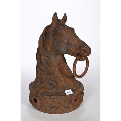 une image représentant une statue de tête de cheval avec un anneau dans la bouche