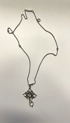 un gros plan sur un collier en argent orné d'une croix