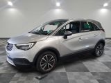 Le nouveau SUV Opel est garé dans le showroom.