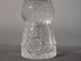 un vase en verre transparent orné d'un motif