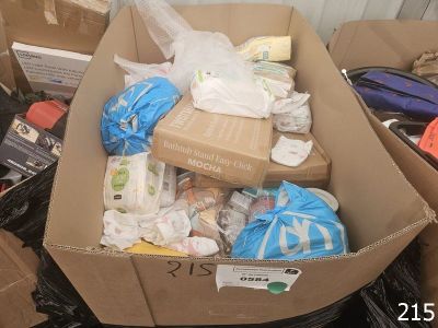 une boîte en carton remplie de sacs et d'autres objets