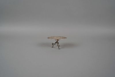 Guéridon miniature en argent. L : 7 cm, l : 6 cm, h : 4,5 cm…