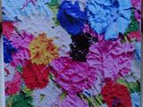 peinture représentant des fleurs colorées sur une feuille de papier posée sur une table
