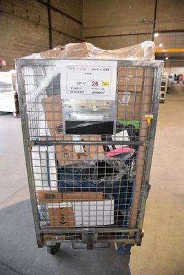 un chariot contenant de nombreux cartons dans un entrepôt