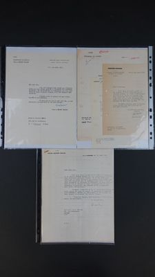 deux feuilles de papier posées sur une surface noire