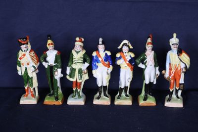 six figurines de tailles et de couleurs d'uniformes militaires différentes