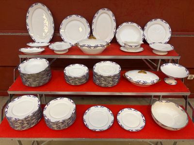 plusieurs assiettes et bols posés sur une table rouge