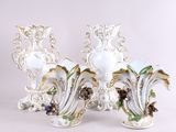 deux vases décorés de fleurs