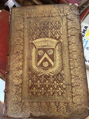 un vieux livre posé sur une table