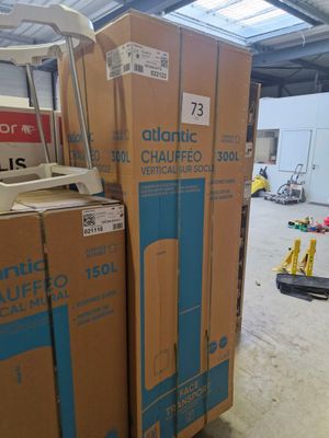 de nombreux cartons empilés les uns sur les autres dans un entrepôt