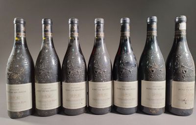 six bouteilles de vin sont alignées sur une table