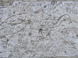 un gros plan sur un bloc de pierre sur lequel figure un dessin
