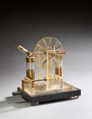 une petite maquette d'une machine posée sur une table