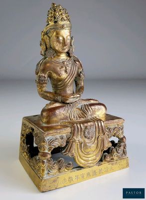 une statue en or représentant Bouddha assis sur un banc, sur fond blanc