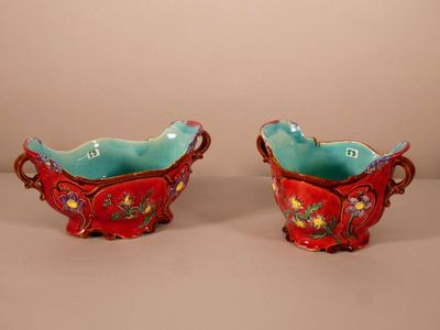 une paire de vases rouges et bleus ornés de motifs floraux