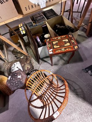 un grand nombre de meubles exposés dans un magasin