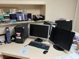 un bureau sur lequel se trouvent un écran d'ordinateur, un clavier, une souris et d'autres objets
