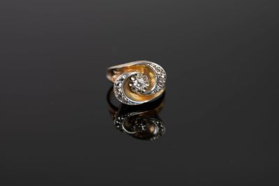 gros plan d'une bague en diamant sur une surface noire
