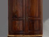 une armoire ancienne en bois à deux portes, avec un plateau en marbre