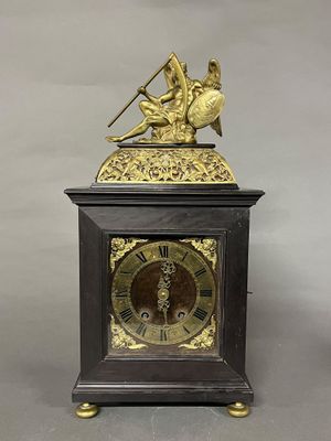 une horloge surmontée d'une statue
