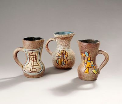 ACCOLAY Trois pichets en céramique chamoisé à décor polychro… - Photo 1