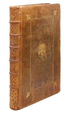 un vieux livre avec une couverture dorée sur fond blanc