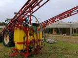 un tracteur équipé d'un pulvérisateur dans un champ