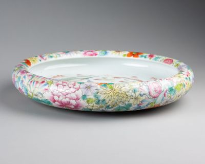 une assiette blanche ornée d'un motif floral coloré