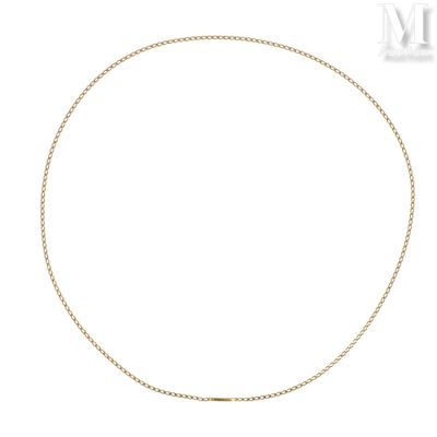 un collier à chaîne en or jaune avec un fermoir en diamant, sur fond blanc
