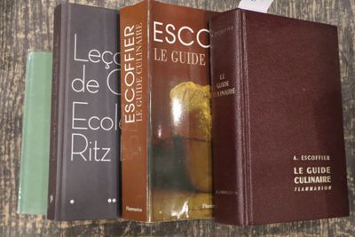 trois livres posés l'un à côté de l'autre sur une table
